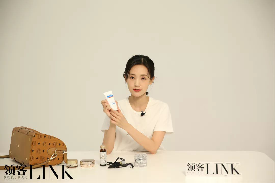李一桐手持雅奇皮肤屏障修护乳 李一桐手持雅奇皮肤屏障修护乳